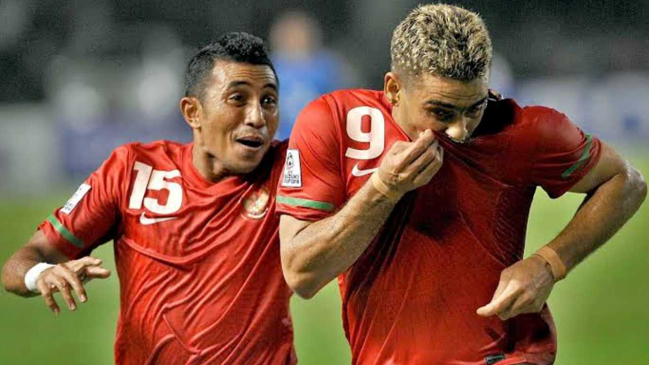 Pemain Timnas Indonesia, Cristian Gonzales saat mencetak gol. Ia pun melakukan selebrasi mencium lambang Garuda di jersinya. Foto: Repro Tirto.id