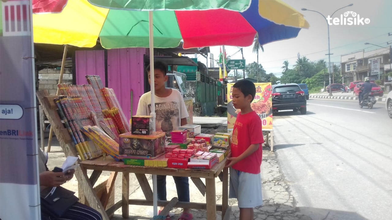 Lapak petasan milik Walena di Jalan Ahmad Yani, Kelurahan Lepo-lepo. Foto: Nur Khumairah Sholeha Hasan/Telisik