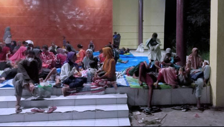 Warga Selayar mengungsi pascagempa. Foto: dok. BPBD Selayar