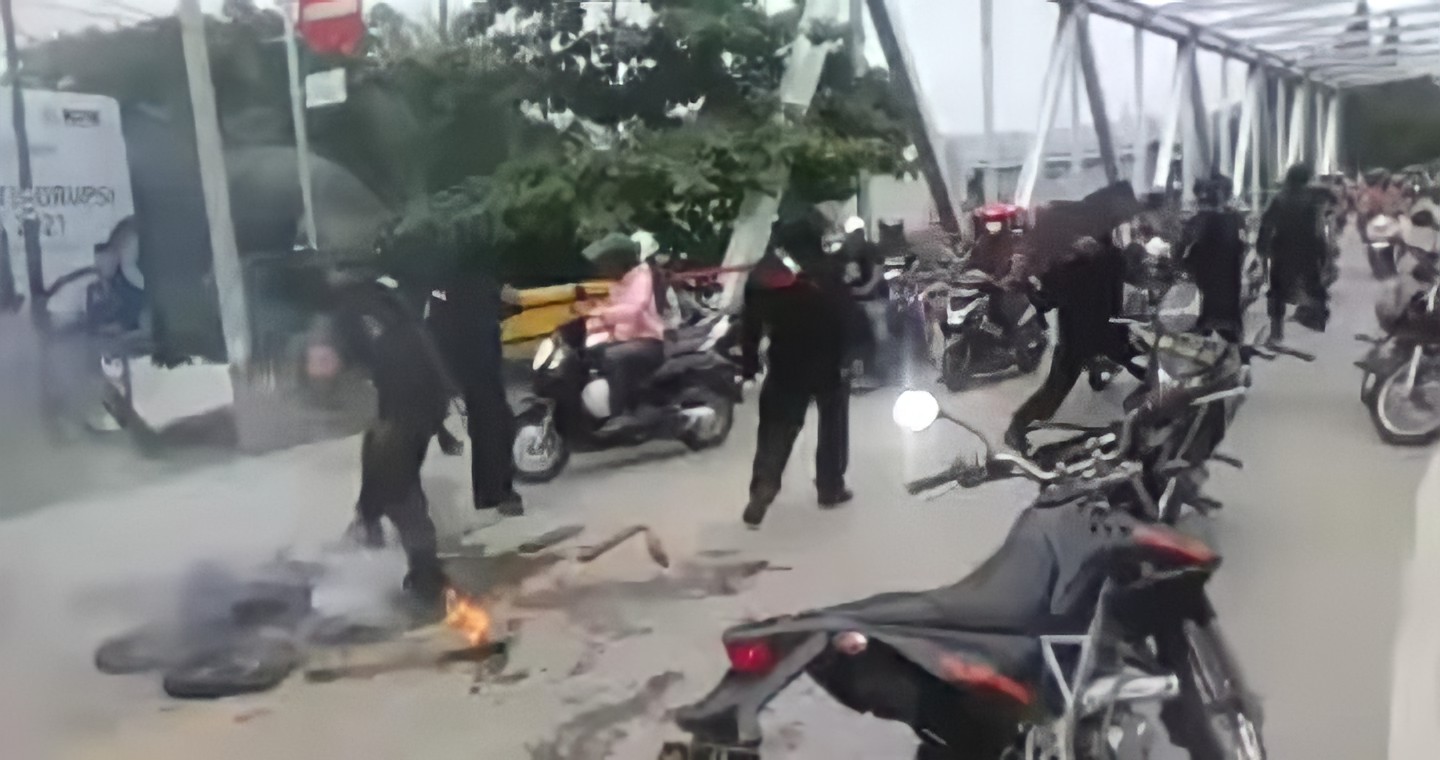Nampak Tim Panser Polres Baubau sedang berusaha menyingkirkan ban bekas yang dibakar massa aksi. Foto: Ist.