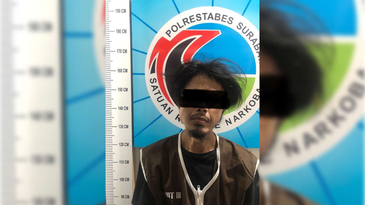 Tersangka pengedar sabu setelah ditangkap polisi. Foto: Humas Polrestabes Surabaya