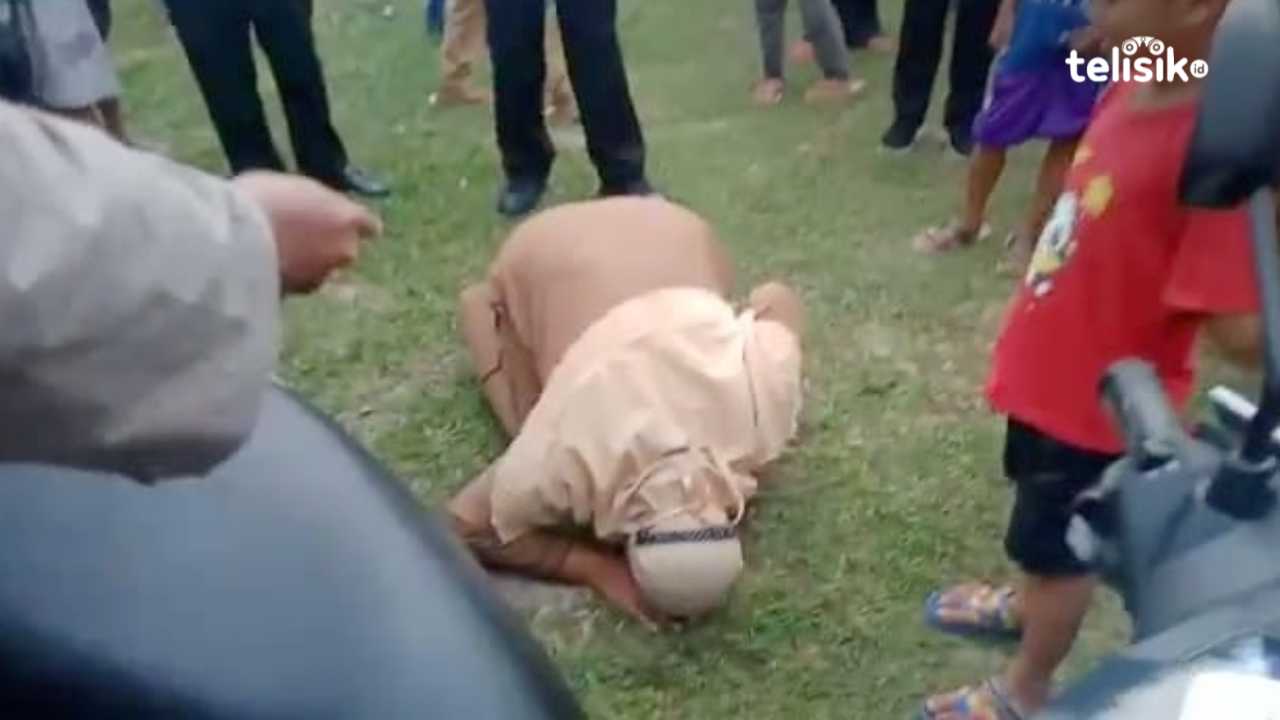 Sumiati langsung sujud syukur saat mengetahui anaknya mendapatkan hadiah motor pada kegiatan vaksinasi massal. Foto: Muh. Zulfikar Abdullah/Telisik
