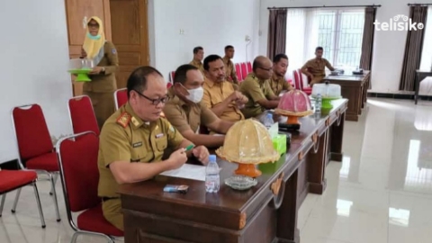 Pj Sekda Muna, Harmin Ramba rapat bersama anggota DPRD. Foto: Sunaryo/Telisik