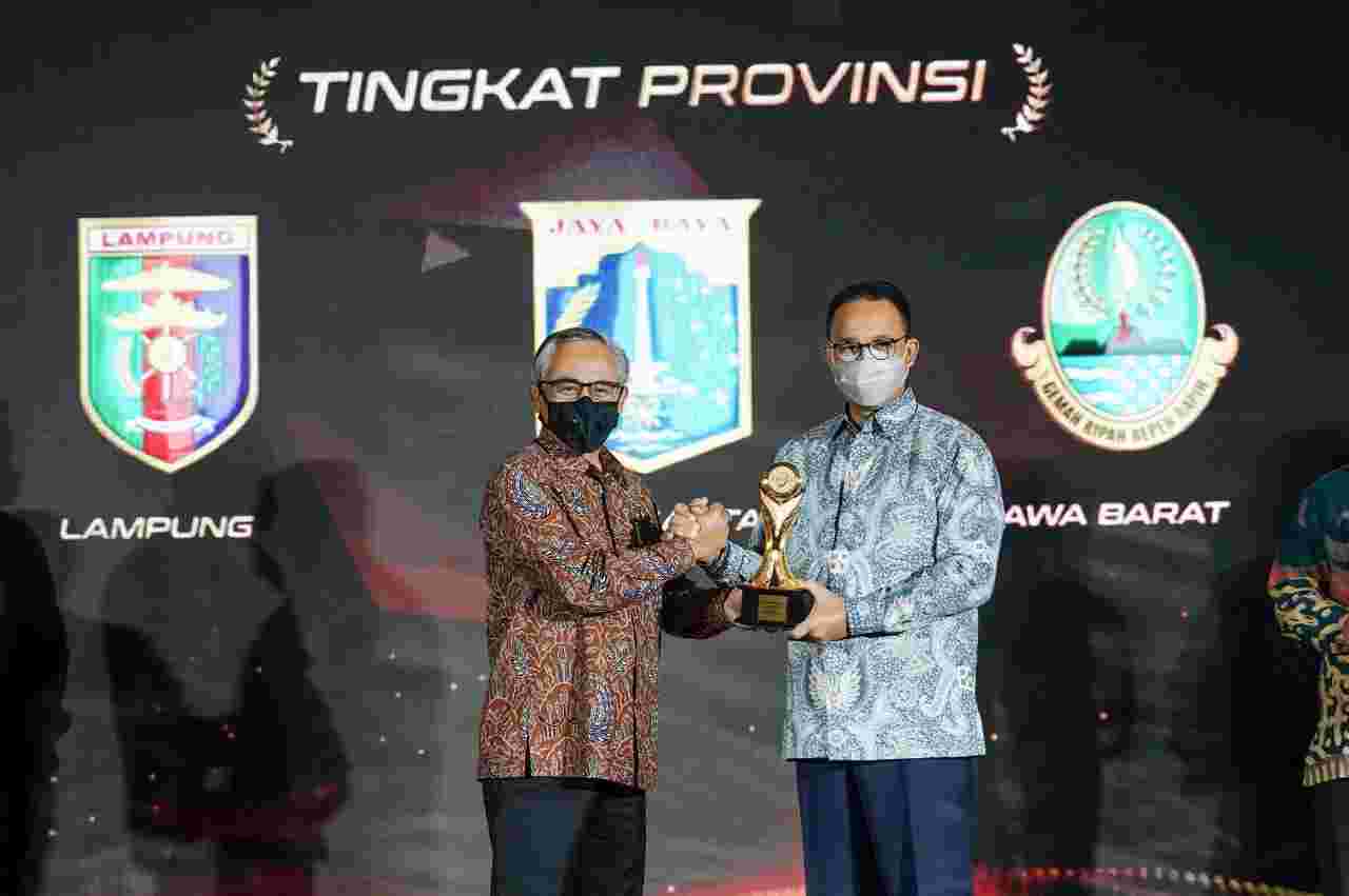 Gubernur DKI Jakarta, Anies Baswedan menerima penghargaan dari Ketua Dewan Komisioner OJK, Wimboh Santoso Kamis malam (16/12/2021). Foto: dok Pemprov DKI