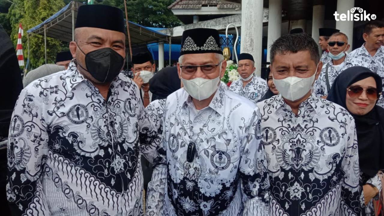Anggota DPRD Sultra, La Ode Tariala (paling kiri) bersama Kadikbud Sultra, Asrun Lio dan Kabid SMA, La Samahu. Foto: Sunaryo/Telisik
