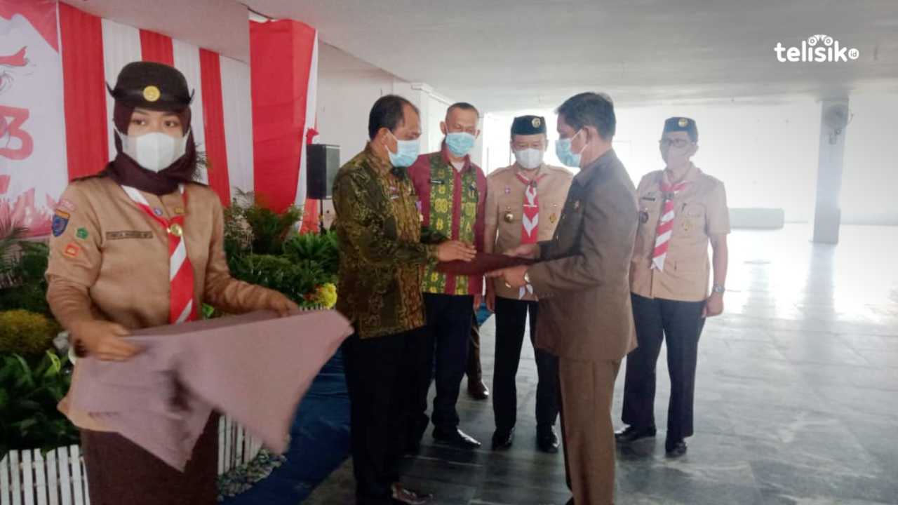 Bupati Kolut saat menyerahkan piagam penghargaan Gerakan Pramuka Lencana Karya Bakti kepada Sekda Kolut Dr. Taufiq S. SP.,MM. Foto: Muh. Risal/Telisik