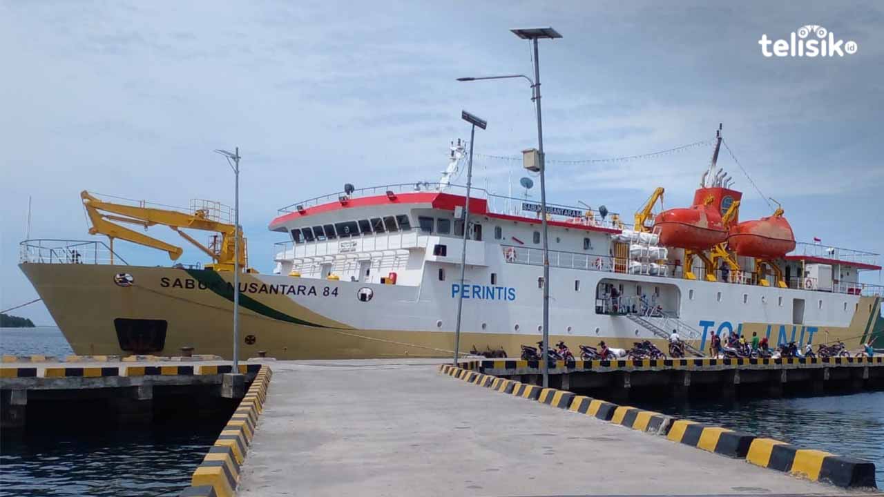Kapal tol laut perintis berlabuh di Pelabuhan Kelas 2 Reo. Foto: Berto Davids/Telisik