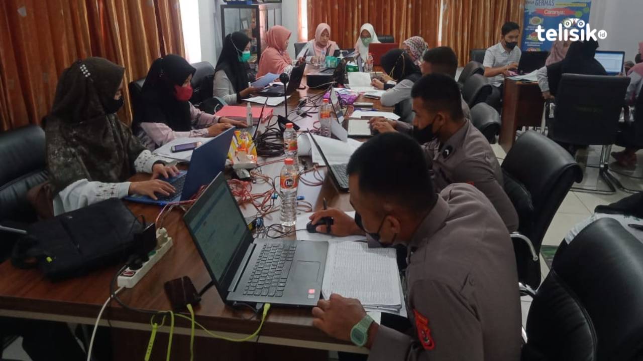 Proses pengimputan secara online hasil vaksinasi di Kolut oleh tenaga kesehatan bersama personil Polres Kolut. Foto: Muh. Risal H/Telisik
