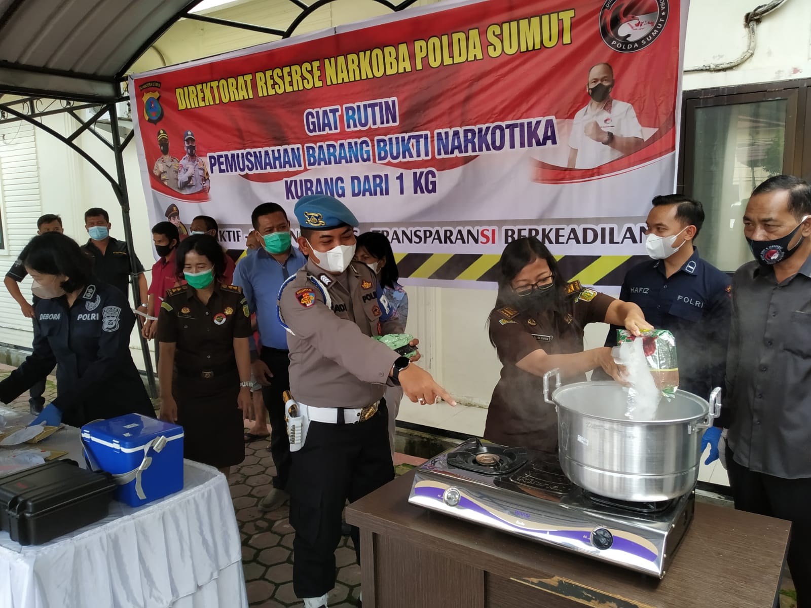 Petugas kepolisian dan kejaksaan ketika merebus narkoba jenis sabu sabu. Foto: Humas Polda Sumut