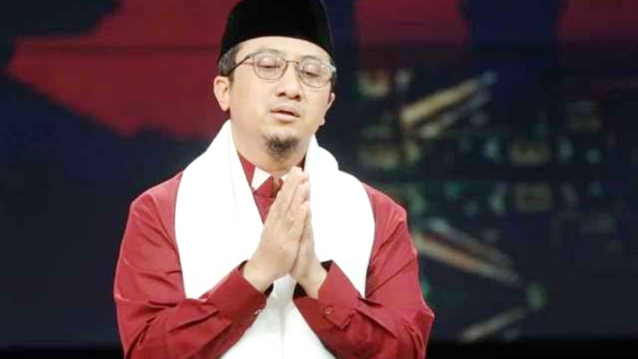 Dai kondang, Ustaz Yusuf Mansur memanjatkan doa. Foto: Repro okezone.com