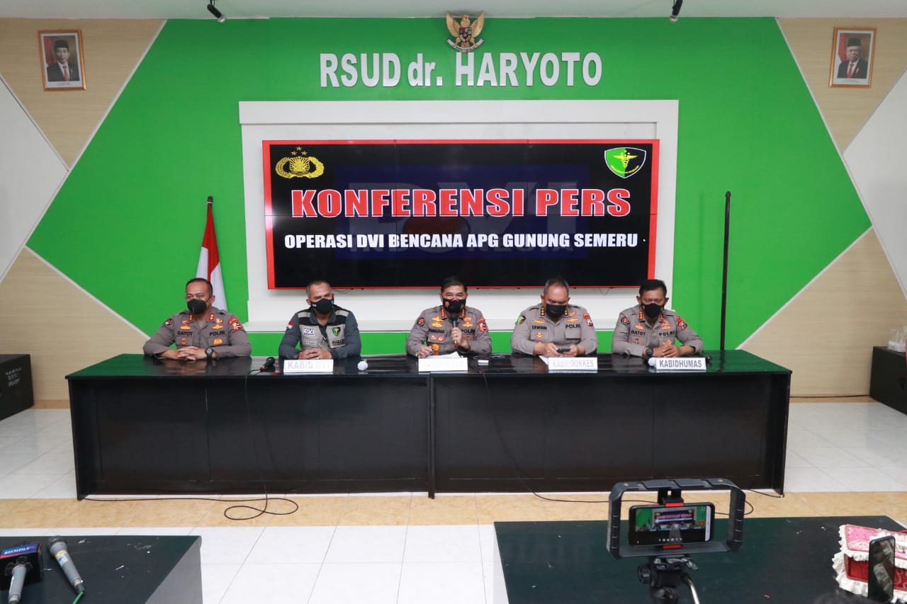 Tim DVI Polri umumkan nama 7 korban letusan Semeru. Foto: Ist.