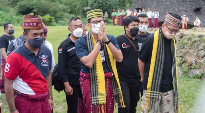 Menteri Sandiaga Uno dan rombongan saat Kunker ke Wae Rebo Manggarai. Foto: Ist.
