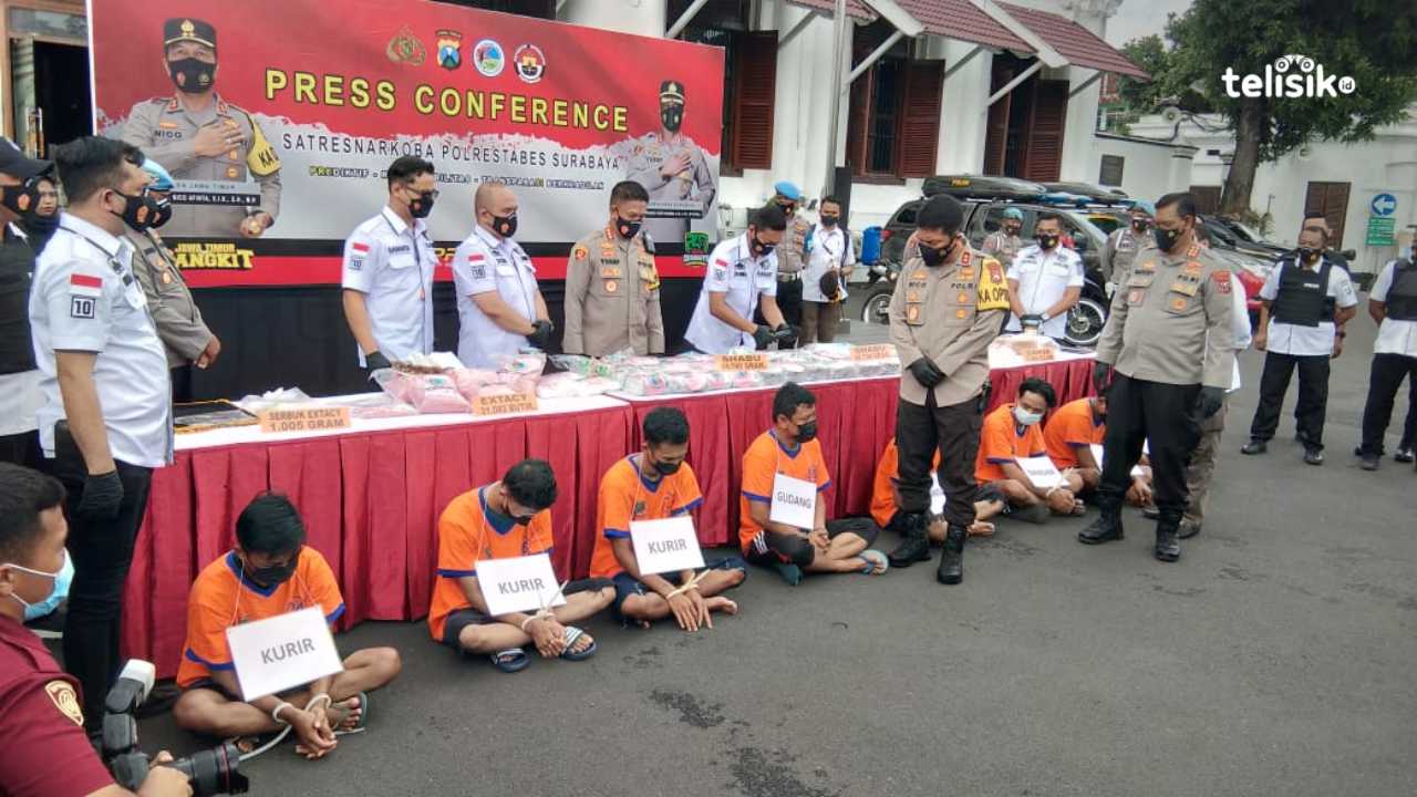 Kapolda Jatim dan para tersangka di Mapolrestabes Surabaya. Foto: Yudhie/Telisik