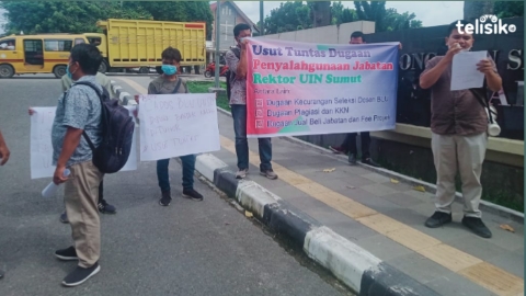 Massa ketika melakukan aksi demo di depan Gedung Mapolda Sumut. Foto: Reza Fahlefy/Telisik