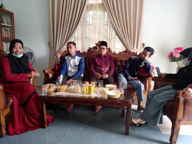 Bertamu ke rumah orang harus mengikuti adab dan etika. Foto: Repro terbitkanbukugratis.id