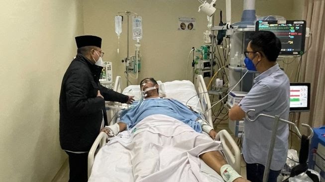 Ketua Umum PAN Zulkifli Hasan didampingi Ketua DPW PAN DKI Jakarta Eko Hendro Purnomo atau Eko Patrio saat menjenguk politikus PPP, Abraham Lunggana atau Haji Lulung, yang tengah dirawat di RS Harapan Kita, Jakarta Barat. Foto: Repro Suara.com