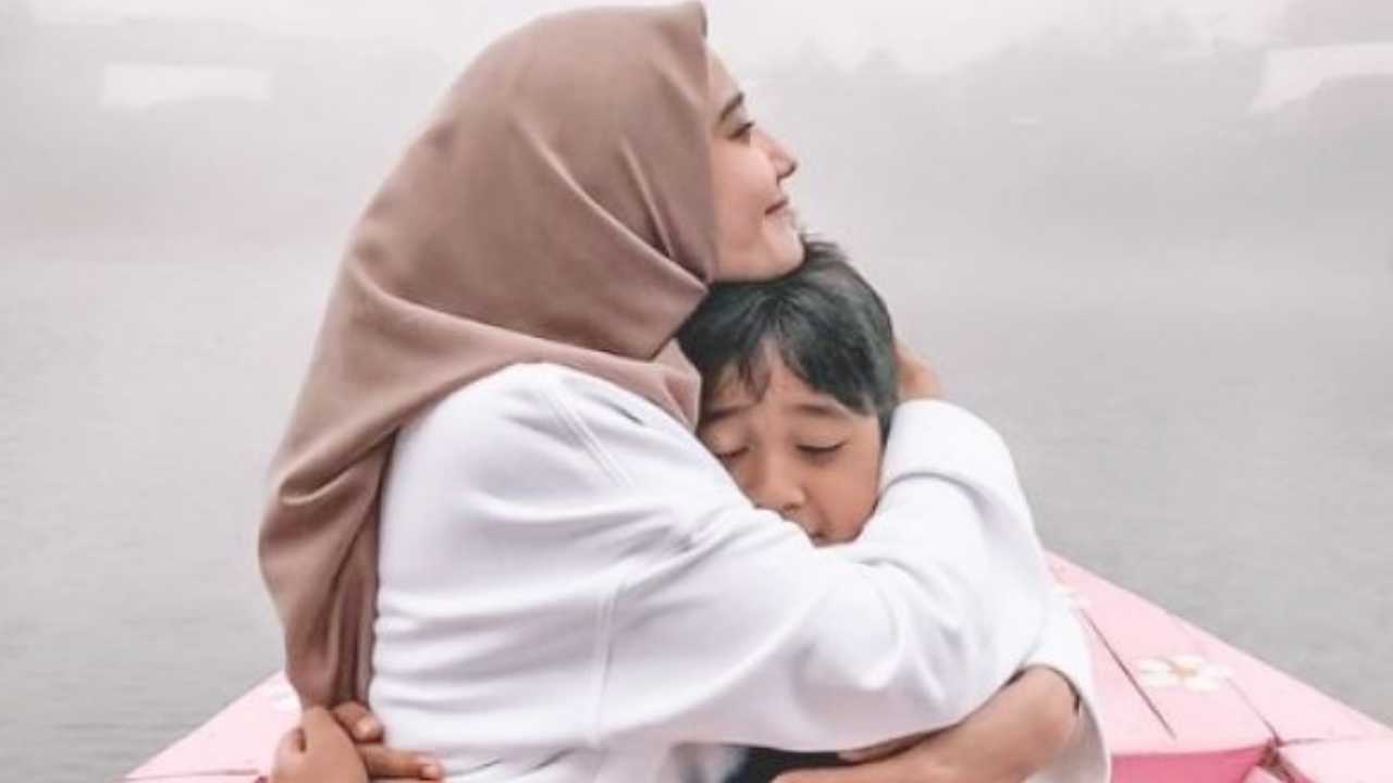 Tujuan adopsi adalah untuk memberi kasih sayang, nafkah pendidikan, dan keperluan lainnya. Foto: Repro Suara.com