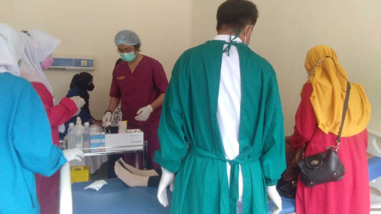 Petugas kesehatan sedang menangani korban kecelakaan. Foto:   Umratul Khazanah/Telisik