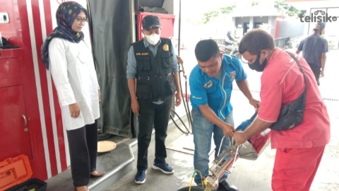 Kabid Metrologi Legal Disperdagin Muna, Sarwati melakukan tera ulang di SPBU BCK. Foto: Sunaryo/Telisik