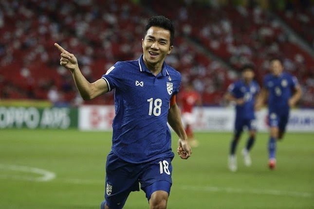 Pemain Thailand, Chanathip Songkrasin merayakan golnya di laga antara Timnas Indonesia vs Thailand di leg pertama final Piala AFF 2020. Foto: AP