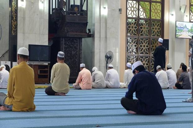 Duduk menunggu waktu salat dalam keadaan suci, adalah satu amalan yang menyebabkan seorang Muslim didoakan kebaikan oleh malaikat. Foto: Repro kalam.sindones.com