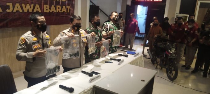 Kabid Humas Polda Jabar Kombes Pol Erdi A. Chaniago memperlihatkan barang bukti kasus tabrak lari di Nagreg, Kabupaten Bandung, hingga menewaskan dua sejoli, Handi Saputra dan Salsabila. Foto: Repro Deskjabar.com
