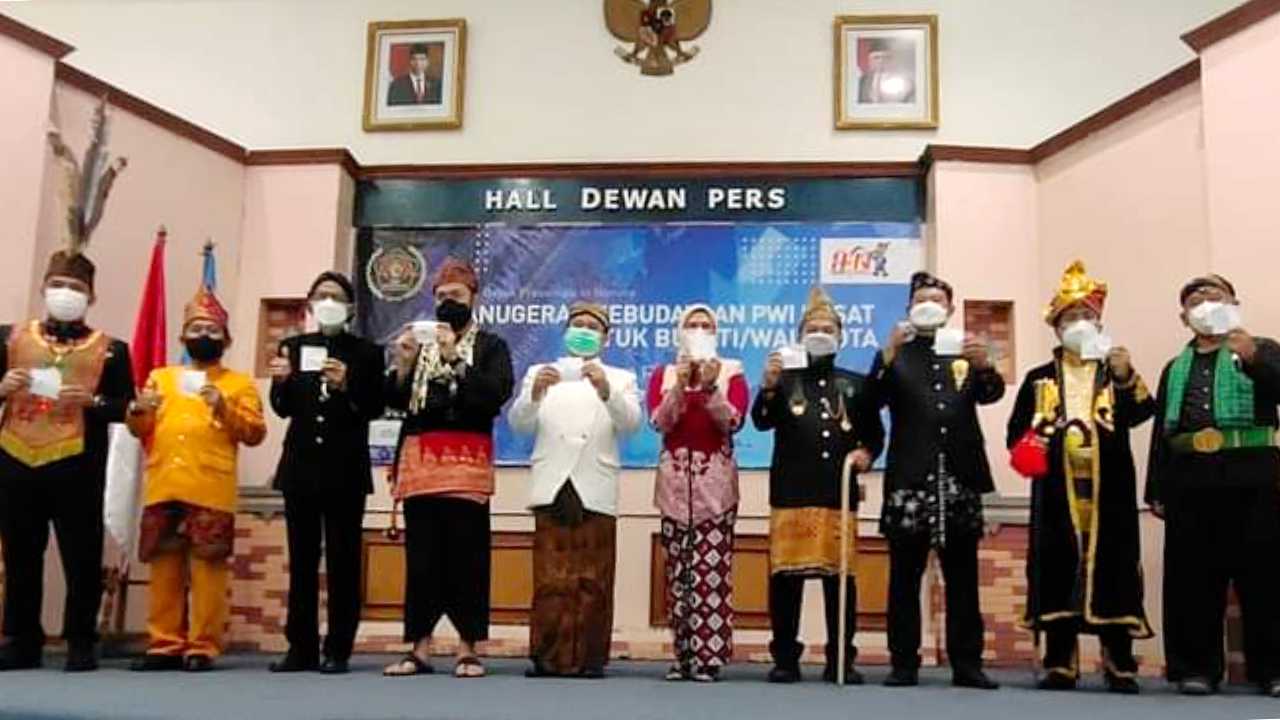 10 bupati dan wali kota yang menjadi nominator AK-PWI 2022 saat penarikan nomor undian. Foto: Ist.