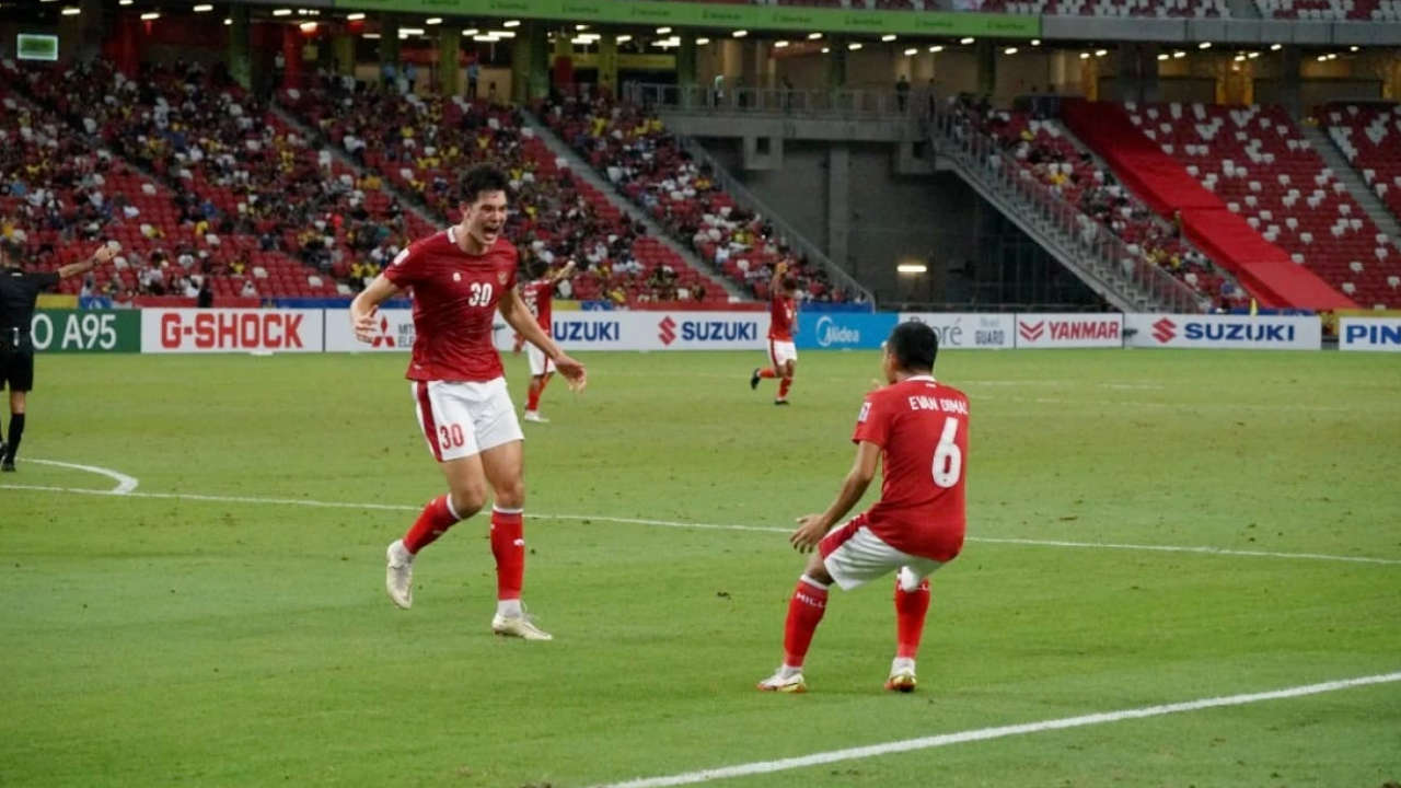 Selebrasi Elkan Baggot bersama Evan Diman usai membobol gawang Malaysia di Piala AFF Suzuki 2020. Foto: Repro Viva.co.ie