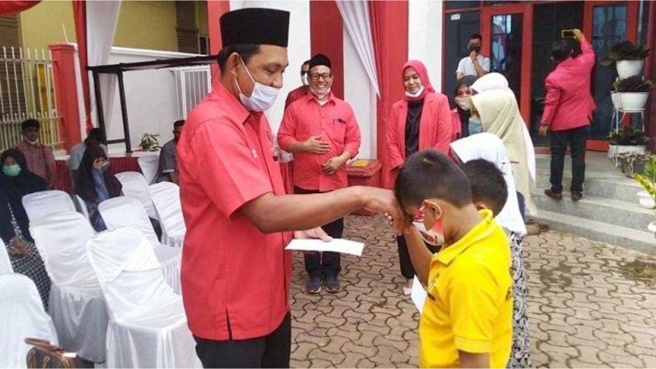 Sebagai uswatun hasanah, Rasulullah SAW telah memberikan contoh untuk mencintai dan menyayangi anak yatim. Foto: Repro serambinews.com