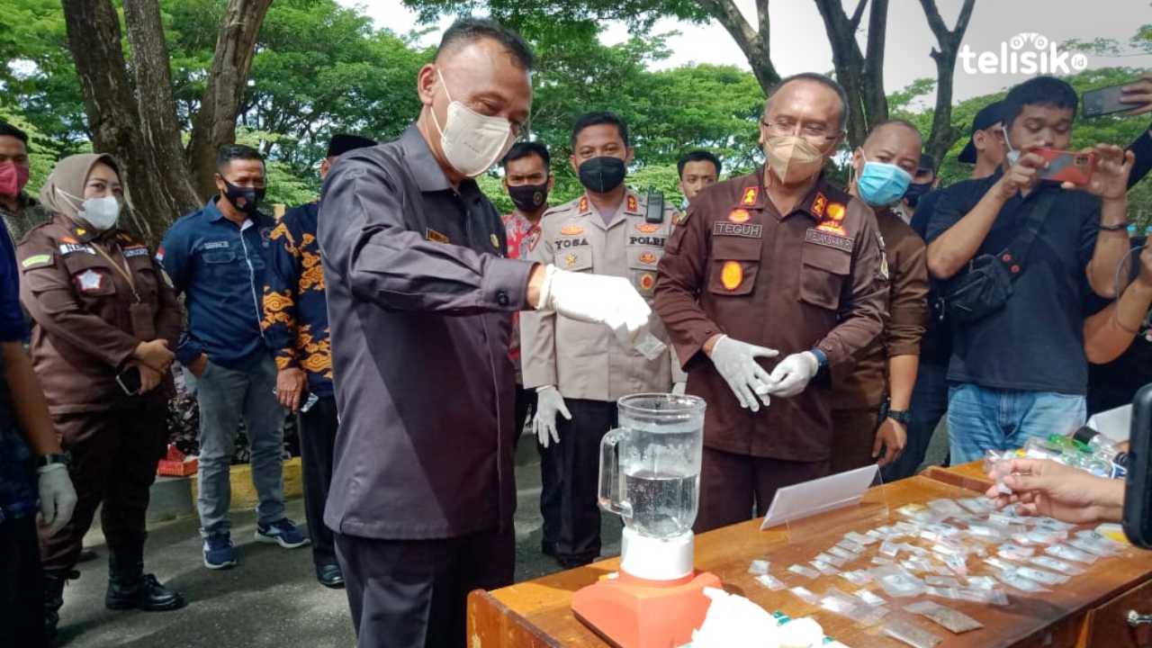 Pemusnahan barang bukti Shabu oleh Wabup Kolut, H. Abbas, SE disaksikan Kajari Kolut, Teguh Imanto, SH.,M.Hum, Forkopimda, dan tamu undangan lainnya. Foto: Muh. Risal H/Telisik