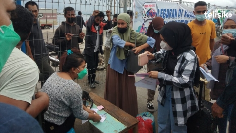 Suasana penumpang di pelabuhan Nusantara Kota Kendari saat mudik lebaran 2021. Foto: Musdar/Telisik