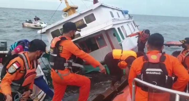 Suasana saat proses penyelamatan penumpang KM Putra Samudera 01 yang nyaris karam akibat cuaca buruk. Foto: Screenshot video