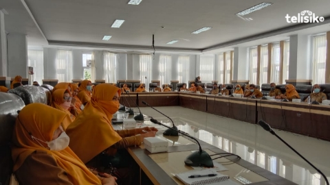Puluhan guru dan kepala SMPN 10 Kendari mengikuti RDP DPRD Kota Kendari bersama Dikmudora pada 8 November 2021. Foto: Musdar/Telisik