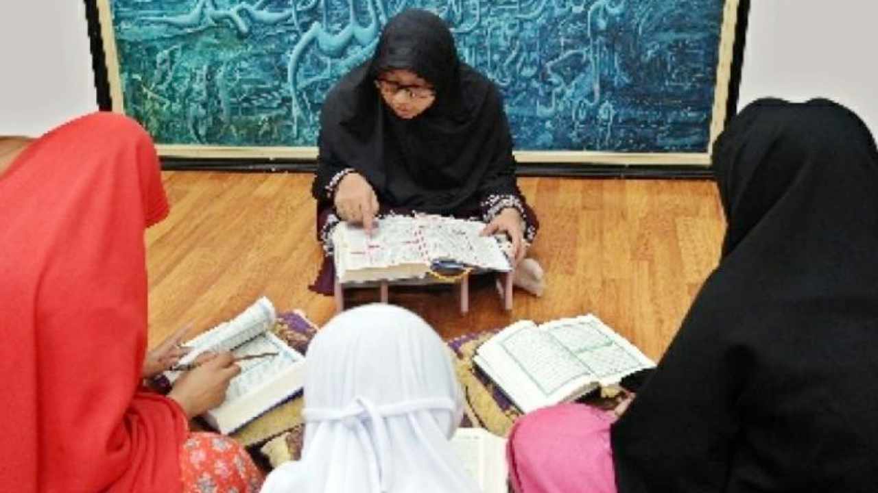 Mengajarkan Al-Qur'an. Foto: Repro republika.co.id