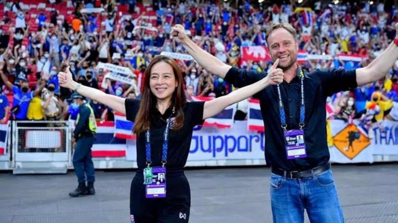 Nualphan Lamsam dan pelatih Timnas Thailand, Alexandre Polking. Foto: Repro Instagram @panglamsam