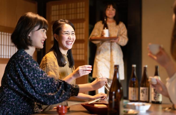 Wanita Jepang sedang menikmati sake. Foto: Repro tsunagujapan.com