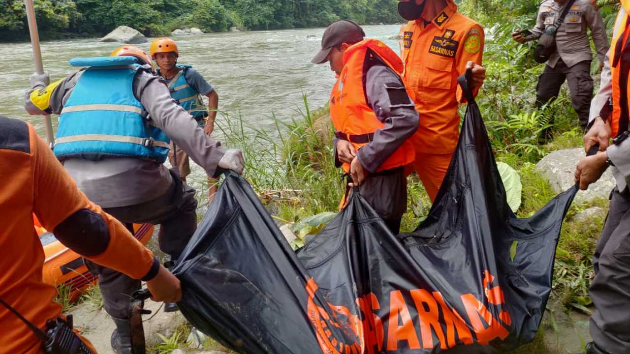 Tim SAR Medan dan gabungan melakukan evakuasi korban mobil Toyota Innova yang terjun ke jurang di Kabupaten Pakpak Bharat. Foto: Humas SAR Medan