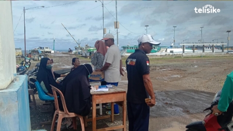 Penerapan protokol kesehatan di pintu masuk Pelabuhan Sikeli, Kabaena Barat. Foto: Hir/Telisik