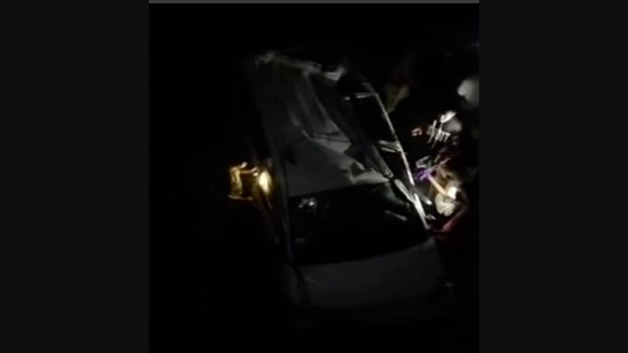 Mobil nahas dikerumni warga usai jatuh ke jurang. Foto: tangkapan layar video