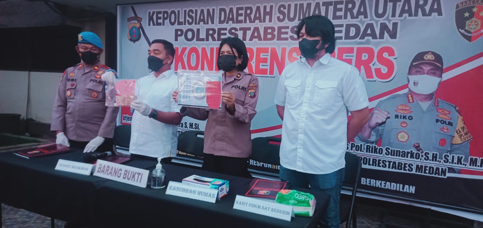 Kasatreskrim Polrestabes Medan, Kompol Muhammad Firdaus didampingi Kasi Propam Polrestabes Kompol Tomi memaparkan hasil pengungkapan. Foto: Humas Polrestabes Medan