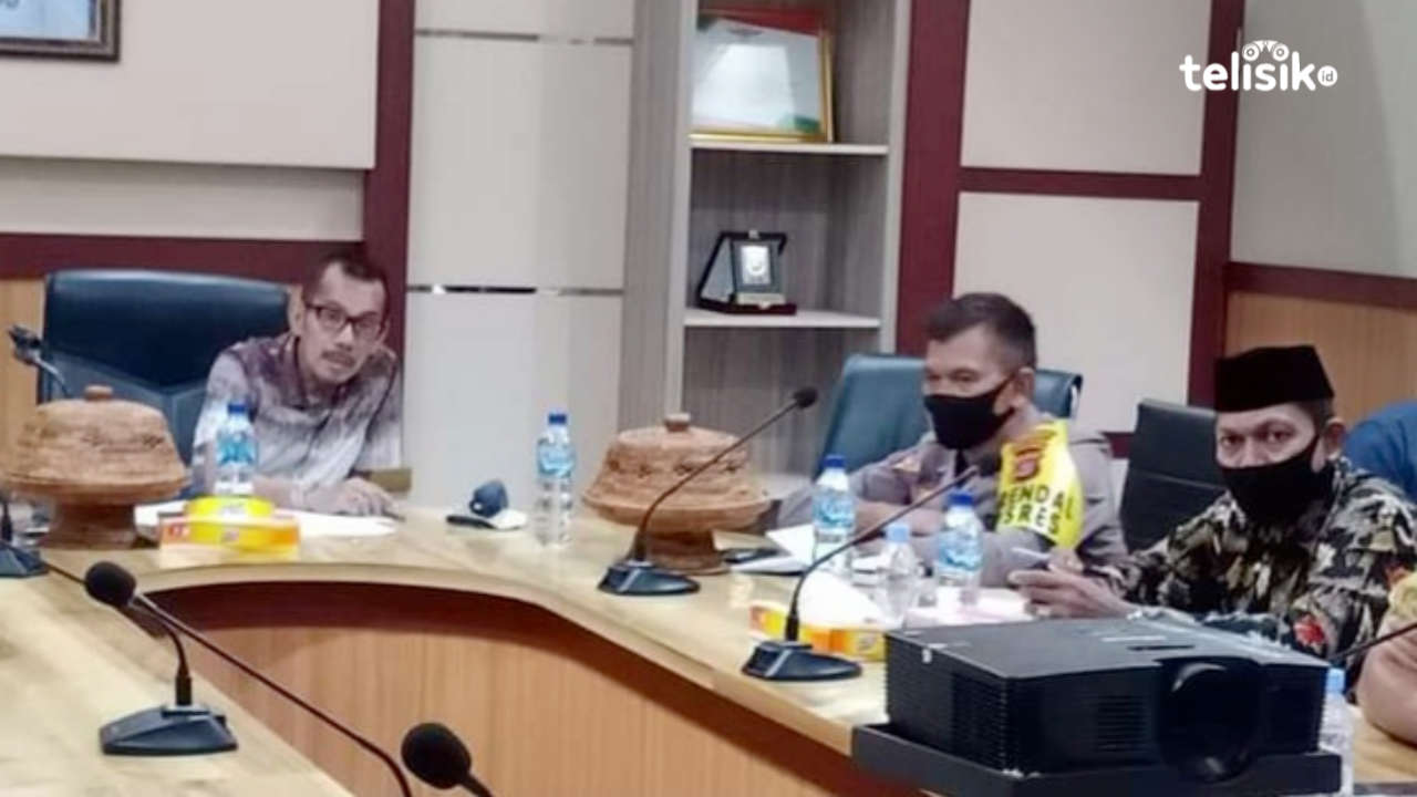 Asisten I Pemkab Muna, LM Ruslan Ibu saat mengikuti salah satu rapat. Foto: Sunaryo/Telisik