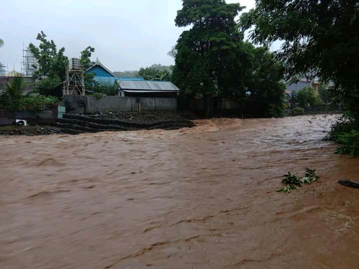 Kondisi Sungai Lakambula saat meluap. Foto: Ist.