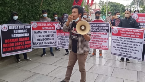 Massa ketika melakukan unjuk rasa di Sekretariat PDIP Sumut. Foto: Reza Fahlefy/Telisik