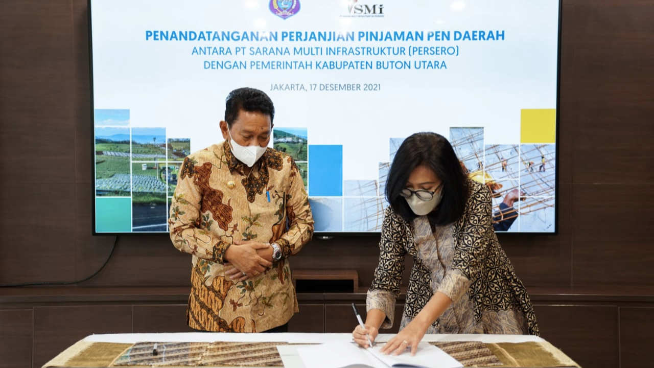 Penandatanganan perjanjian pinjaman PEN Daerah oleh Direktur Pembiayaan dan Investasi PT SMI, Sylvi J. Gani dan Bupati Butur, Muh. Ridwan Zakariah di Kantor PT SMI. Foto: Ist.