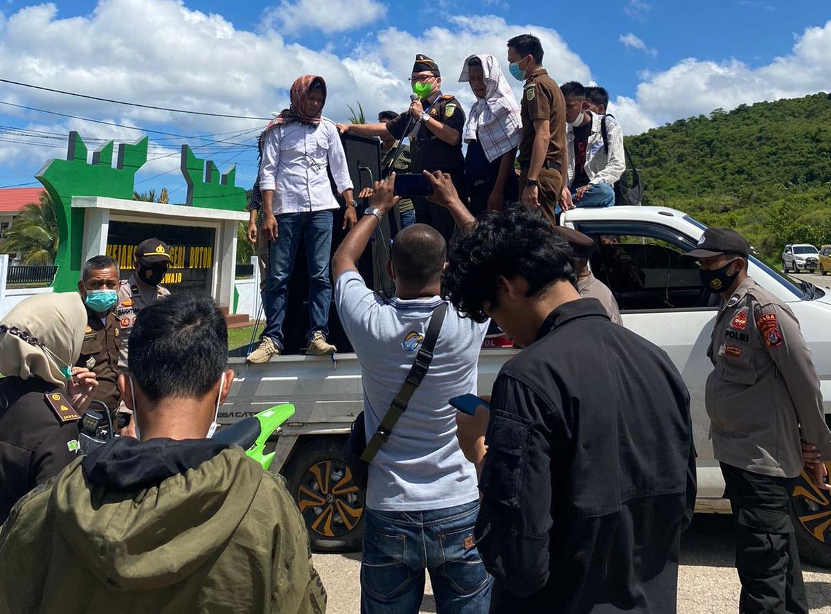 Kepala Kejaksaan Negeri (Kejari) Buton, Ledrik Viktor T ketika menemui dan berdialog dengan massa aksi. Foto: Ist.