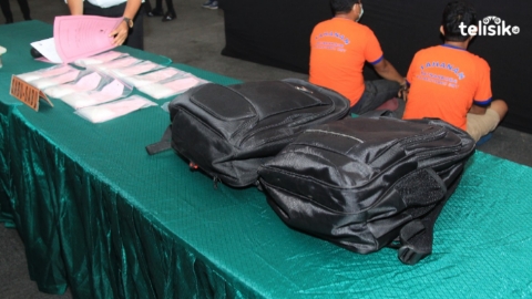 Dua tersangka di Mapolrestabes Surabaya. Foto: Yudhie/Telisik