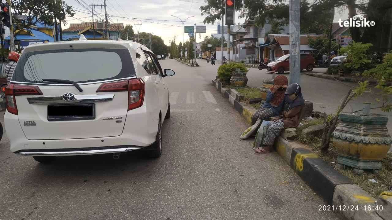 Dua pengemis yang masih anak-anak yang kerap nongkrong di traffic light lorong PK. Foto: Dheny/Telisik