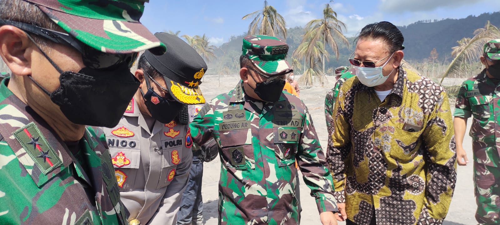 KSAD Jendral Dudung di lokasi pengungsian di Lumajang. Foto: Ist.