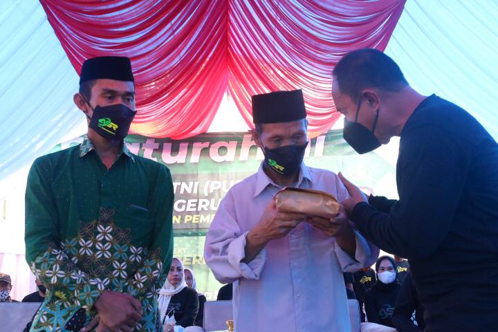 Andi Sumangerukka menyerahkan bantuan pada Abdihi untuk perbaikan Masjid An-Nur dan rumah milik Abdihi. Foto: Ist.