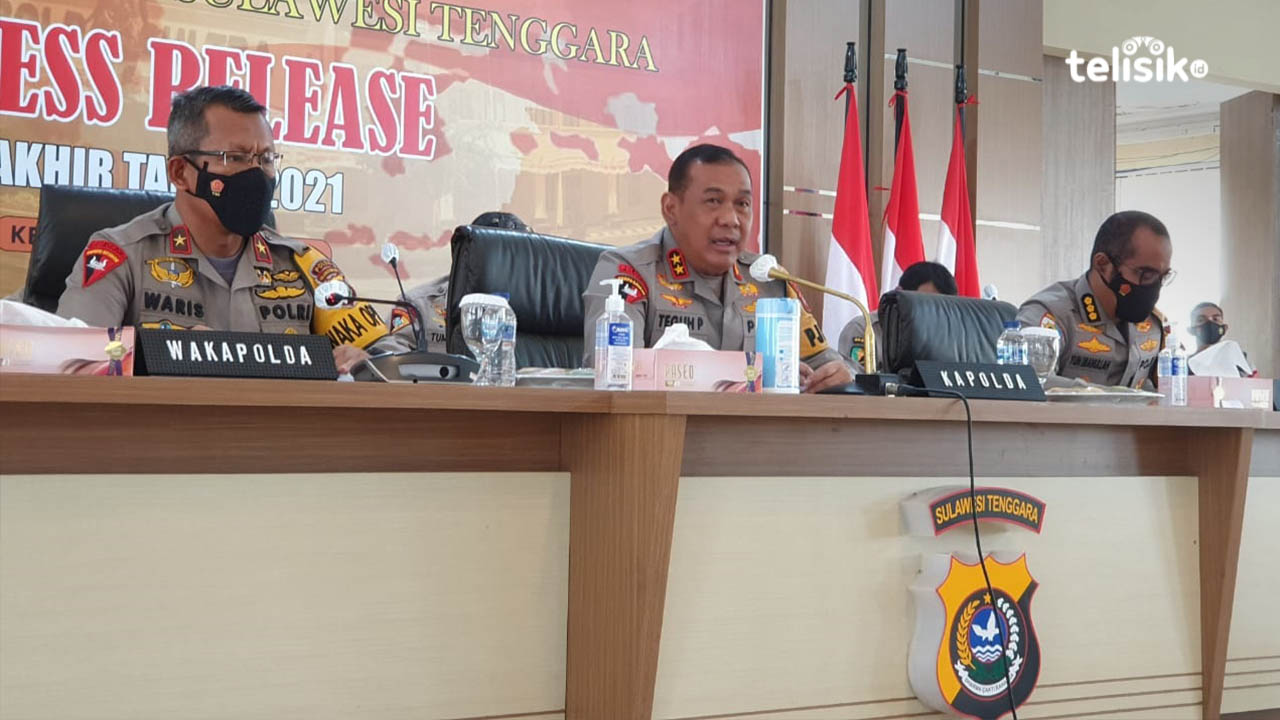 Kapolda Sultra, Irjen Pol Teguh Pristiwanto (tengah) saat press release di Polda Sultra. Foto: Nasir Idris/Telisik